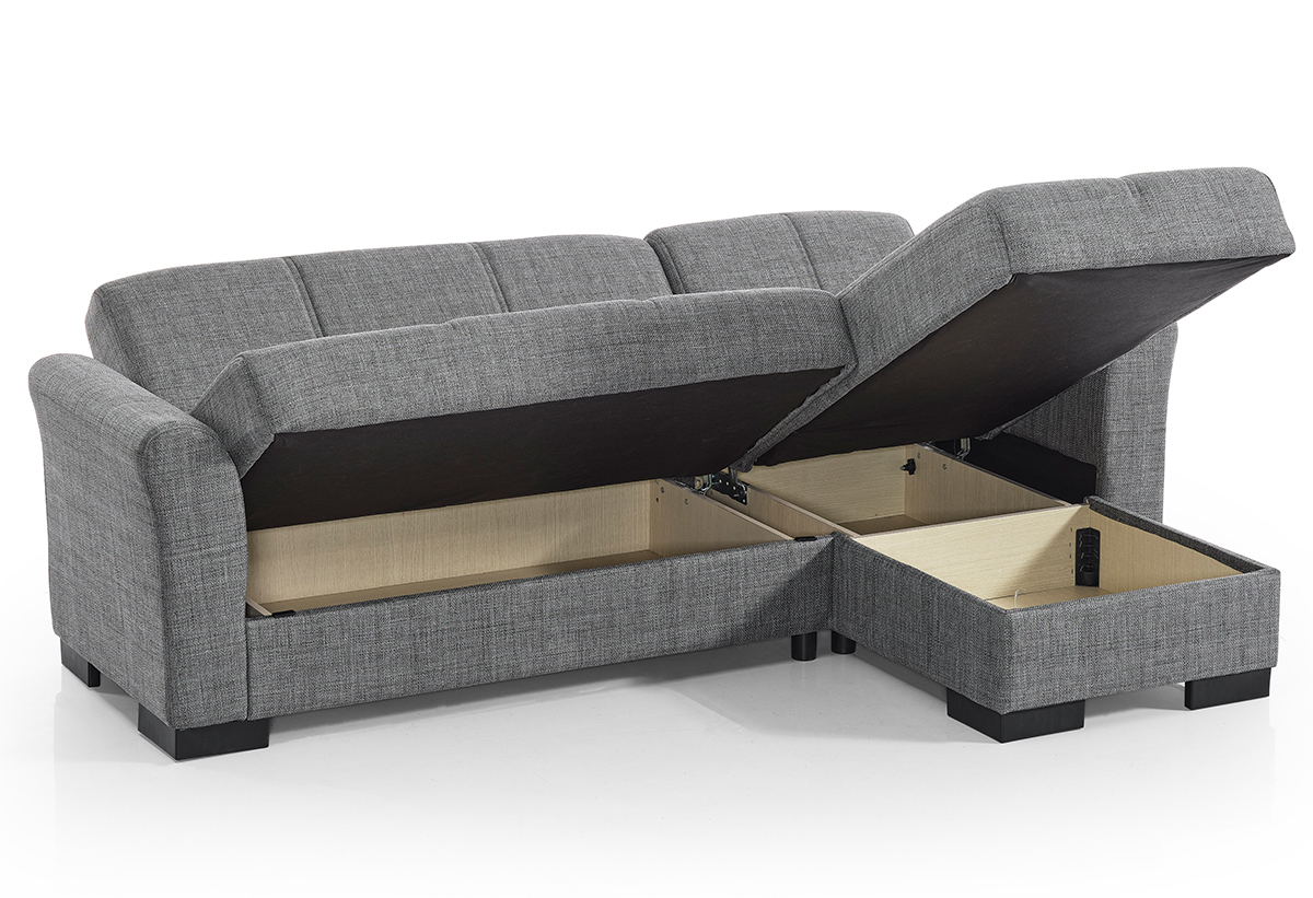 Απεικονίζεται ο γωνιακός καναπές-κρεβάτι ανασηκωμένος, ώστε να αναδεικνύεται ο αποθηκευτικός του χώρος..